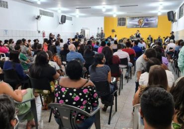 Culto com pregação de Marco Feliciano é interrompido pela Vigilância Sanitária