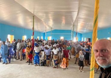 Pastor reconstrói igreja destruída por muçulmanos fulani na Nigéria