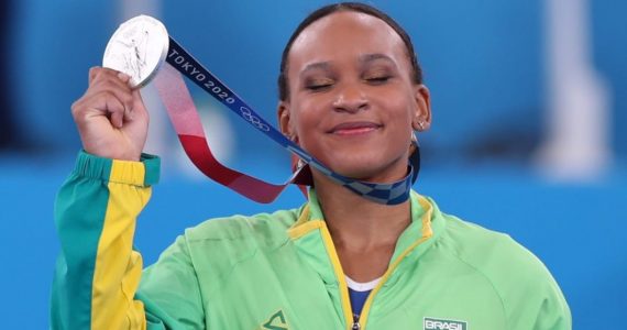 ‘Deus me capacitou’, diz Rebeca Andrade sobre medalha de prata em Tóquio