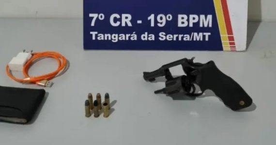 Homem armado invade igreja e faz fiéis reféns no culto