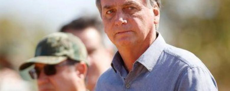 ‘Só Deus explica a gente estar de pé’, diz Bolsonaro sobre crises