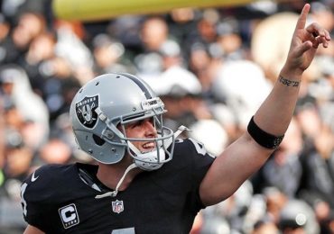 Em boa fase, Derek Carr, ogador da NFL rejeita elogios da mídia: ‘Tudo que eu quero é glorificar a Deus'