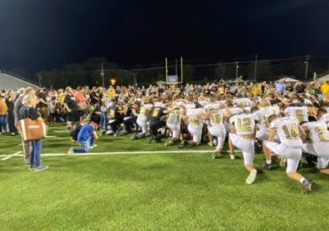 Time de futebol americano colegial desafia ativistas ateus que tentaram impedi-los de orar