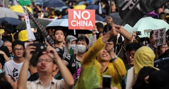 Pressão da China sobre Hong Kong leva ministério cristão a encerrar atividades no país