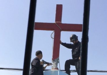 Guerra da China é contra a cruz de Jesus, diz pastor porta-voz de cristãos perseguidos