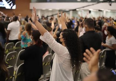 Deputados derrubam veto de João Doria e atividades religiosas se tornam essenciais em SP