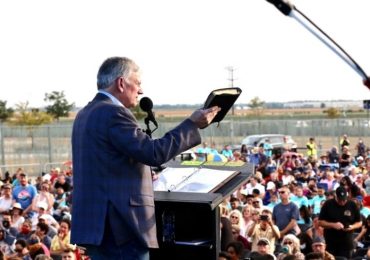 Mais de 5 mil pessoas se entregam a Cristo em cruzada evangelística de Franklin Graham