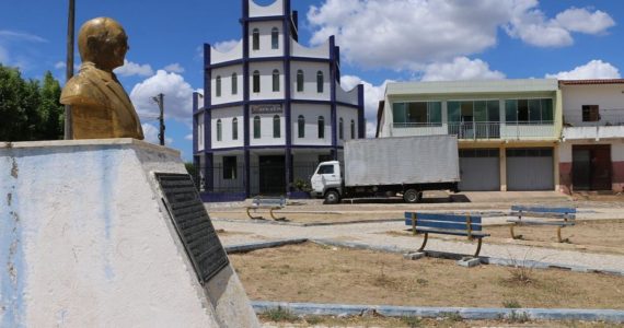 Assembleia de Deus homenageia pastor José Wellington com estátua em praça