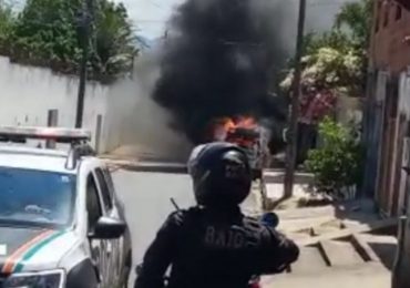 População enfurecida saqueia igreja e incendeia carro de pastor acusado de ‘descartar' bebê em bueiro