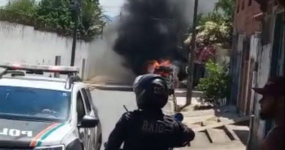 População enfurecida saqueia igreja e incendeia carro de pastor acusado de ‘descartar' bebê em bueiro