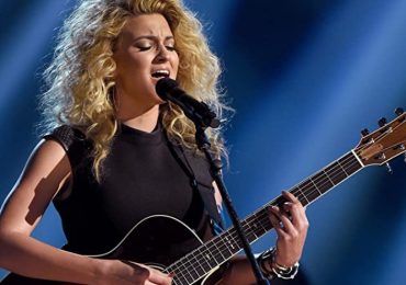 Tori Kelly encoraja jovens à leitura da Bíblia e ao exercício da fé 'fundamentada na verdade'