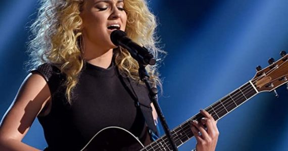 Tori Kelly encoraja jovens à leitura da Bíblia e ao exercício da fé 'fundamentada na verdade'