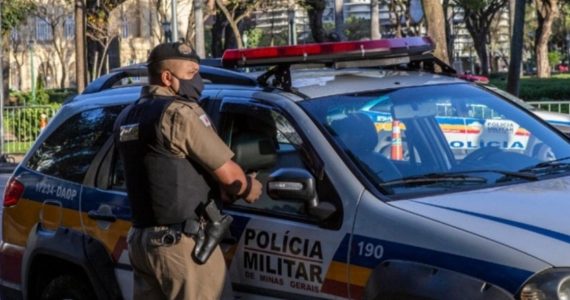 Mulher tenta esganar menina em banheiro de igreja e alega possessão demoníaca