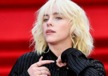 Cantora pop Billie Eilish diz que pornografia ‘destruiu' seu cérebro: ‘É uma desgraça’