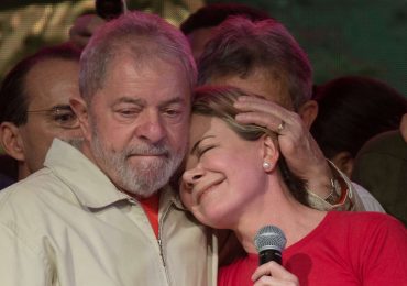 Após Gleisi comparar Lula a Jesus, jornalista diz que PT é uma seita