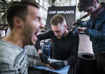 Microchip começa a ser usado como passaporte de vacinas da covid-19