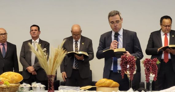 André Mendonça celebra Santa Ceia em culto na Câmara antes de tomar posse no STF