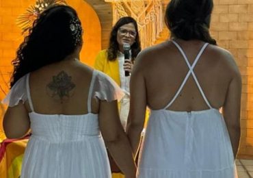 ‘Pastora' de igreja expulsa de convenção celebra união de duas mulheres