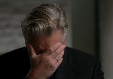 Após tiro que matou colega por acidente, ator Alec Baldwin busca orientação espiritual