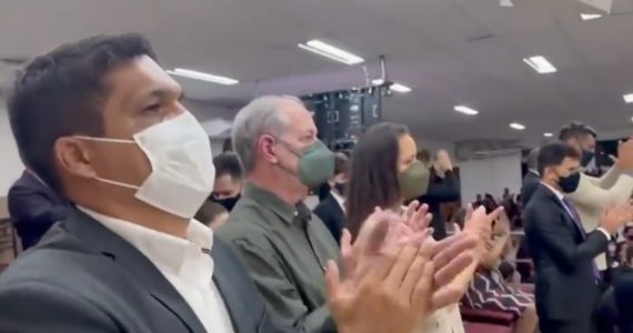 De olho no voto evangélico, Ciro Gomes acompanha Daciolo em culto