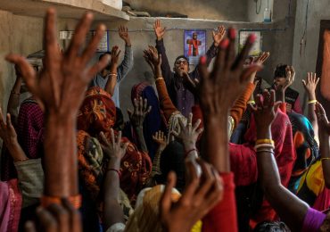 Turba de 200 extremistas hindus invade igreja doméstica e espanca pastor