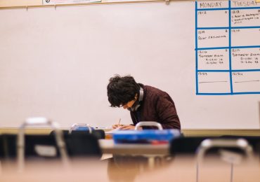 Estudante de teologia punido por professora após se referir a Deus como 'Ele'