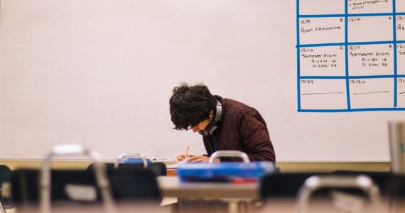 Estudante de teologia punido por professora após se referir a Deus como 'Ele'