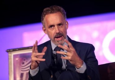 Bíblia é o alicerce do mundo, diz Jordan Peterson: 'Muito mais do que apenas a verdade'