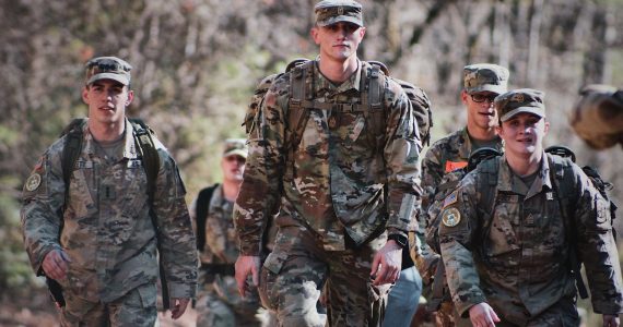 Sob Biden, militares dos EUA querem banir presença de cristãos junto às tropas