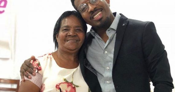 Mãe do cantor Delino Marçal é brutalmente assassinada em frente a igreja