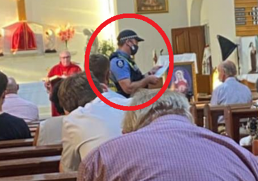 Polícia interrompe celebração em igreja para verificar o uso de máscaras