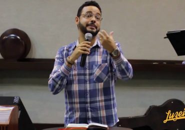 Pastor diz que críticos do aborto devem ser "pró-vida do útero ao cosmos"