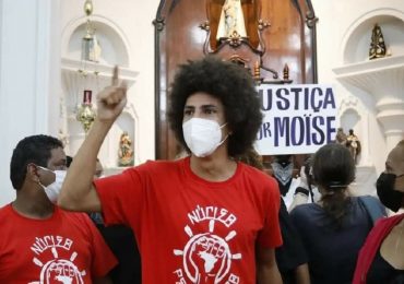 Vídeo: vereador do PT lidera invasão à igreja católica durante missa