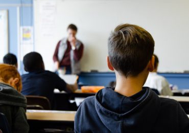 Estudante cristão é hostilizado por levar a Bíblia à escola para ler nos intervalos