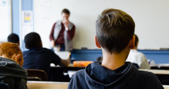 Estudante cristão é hostilizado por levar a Bíblia à escola para ler nos intervalos