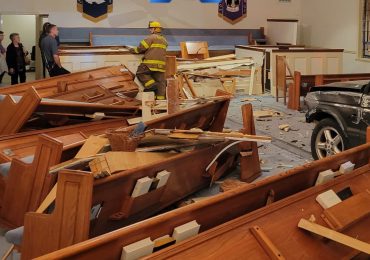 Carro desgovernado invade igreja minutos antes de culto, mas ninguém fica ferido