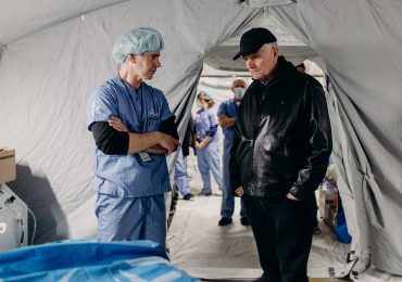 Franklin Graham visita hospital na Ucrânia e pede cessar-fogo na Semana Santa