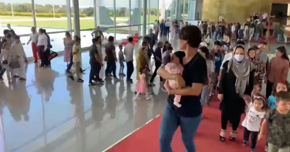 Bolsonaro recebe cristãos afegãos refugiados para almoço no Palácio da Alvorada