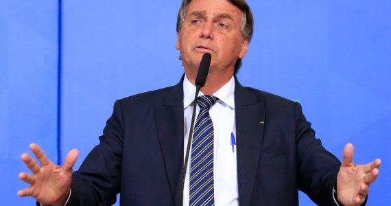 Bolsonaro volta a cobrar transparência na contagem dos votos da próxima eleição