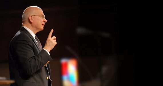 Tendência no mundo todo, megaigrejas distanciam pastores dos membros, avalia Tim Keller