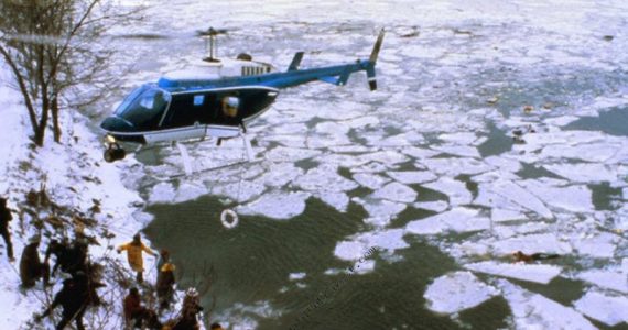 Após acidente de avião, mulher cai em água gelada, vive e aceita a Jesus