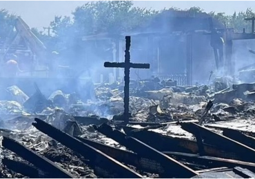 Incêndio destrói Igreja Batista, mas cruz resiste ao fogo: 'Ainda está de pé'