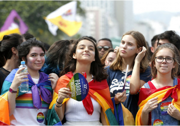 Cuspida por colegas, aluna desmaia após confrontar a ideologia trans