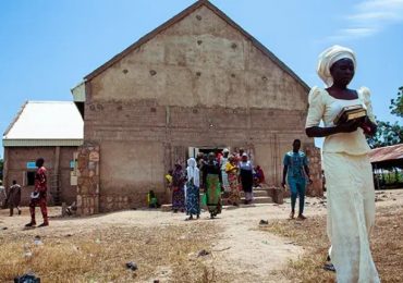 Missionários ajudam na reconstrução de igreja destruída em ataque na Nigéria