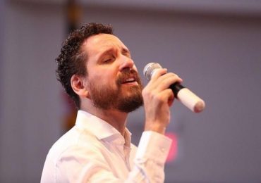 ‘Não represento os evangélicos’, diz Leonardo Gonçalves ao cantar em igreja LGBT