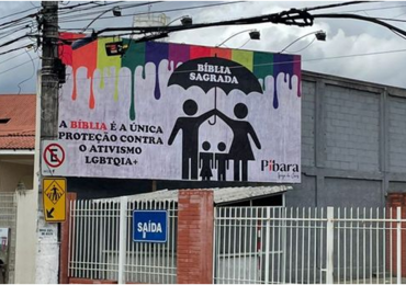 Justiça manda igreja remover outdoor contra o ativismo LGBTQIA+