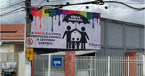 Justiça manda igreja remover outdoor contra o ativismo LGBTQIA+