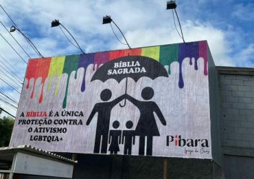 Igreja irrita ativistas LGBT por mostrar a Bíblia como escudo contra o progressismo