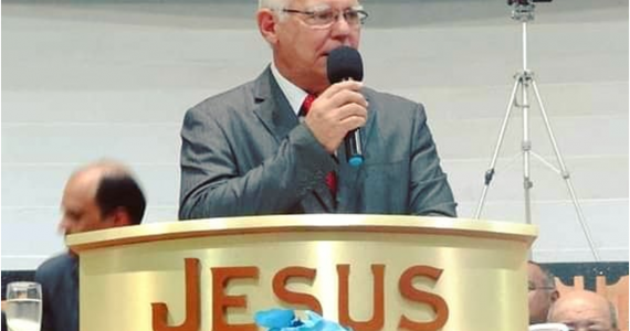 Pastor proíbe que funcionários da igreja divulguem posição política