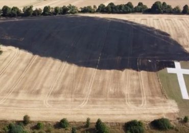 Fogo consome vegetação em campo, mas cruz gigante de memorial fica intacta